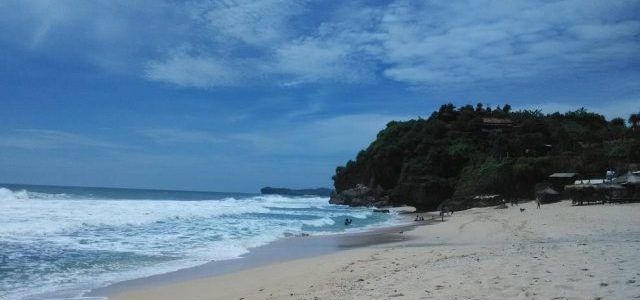 pantai gua watu lawang